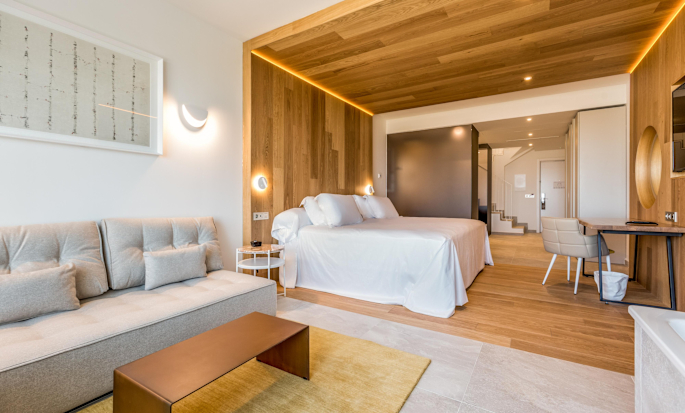 Escritorio y salón de Leiro Suite con cama King y vista al mar